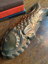 Load image into Gallery viewer, Vintage brass bakvorm vis