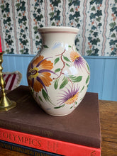 Load image into Gallery viewer, Handbeschilderde vaas