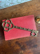 Load image into Gallery viewer, Brass sleutelhaak
