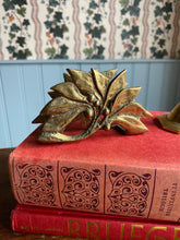 Load image into Gallery viewer, Brass servethouder