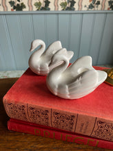 Load image into Gallery viewer, Vintage Zwanen kandelaren