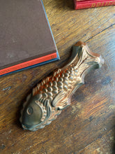 Load image into Gallery viewer, Vintage brass bakvorm vis