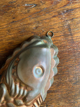 Load image into Gallery viewer, Vintage brass bakvorm vis