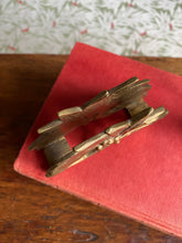 Load image into Gallery viewer, Brass servethouder