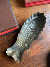 Load image into Gallery viewer, Vintage brass bakvorm vis