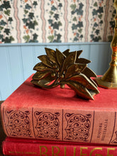 Load image into Gallery viewer, Brass servethouder