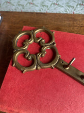 Load image into Gallery viewer, Brass sleutelhaak