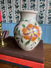 Load image into Gallery viewer, Handbeschilderde vaas