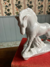 Load image into Gallery viewer, Vintage Ornament paard