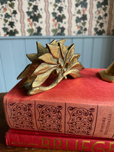 Load image into Gallery viewer, Brass servethouder