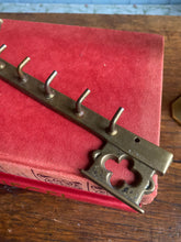 Load image into Gallery viewer, Brass sleutelhaak