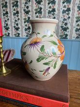 Load image into Gallery viewer, Handbeschilderde vaas